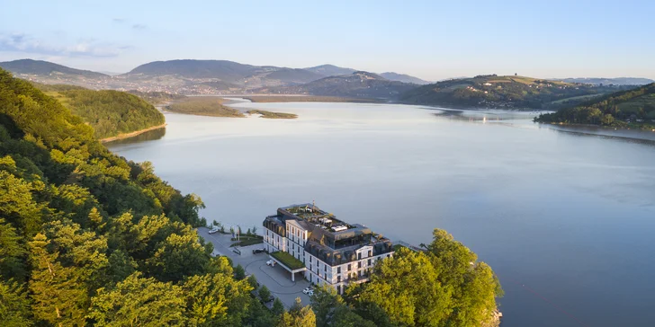 Heron Live Hotel sa nachádza na brehu Rožnovského jazera, asi 20 minút jazdy autom od mesta Nový Sacz.