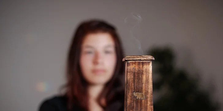 Uvolňující rituál probíhá za pomoci esenciálních olejů, peříček, kožešin a dalších hladkých předmětů. 