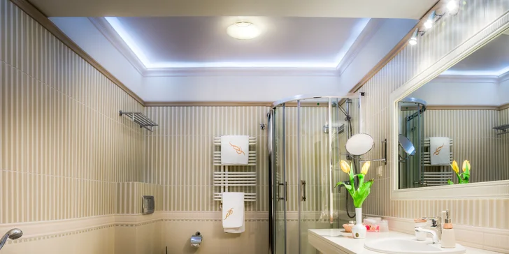 Jedna z kúpeľní apartmánu má aj vaňu.