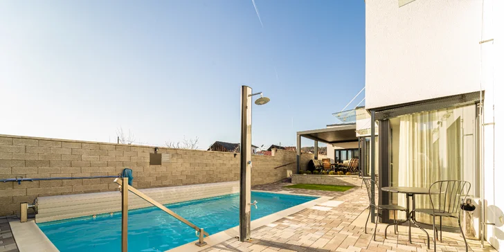 Čaká tu na vás aj vonkajší bazén s priamym vstupom z apartmánu.