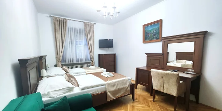 Pokoje se nacházejí v různých částech zámku, v hlavní budově s výhledem na Malé Karpaty, v zámecké baště, ale i v komorním suterénu.