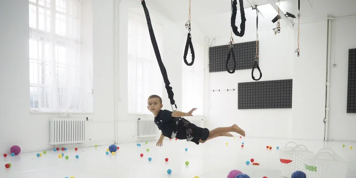 Pětiletý Lukášek si lekci bungee workoutu naprosto užil - lektorka lekci dětem přizpůsobuje.