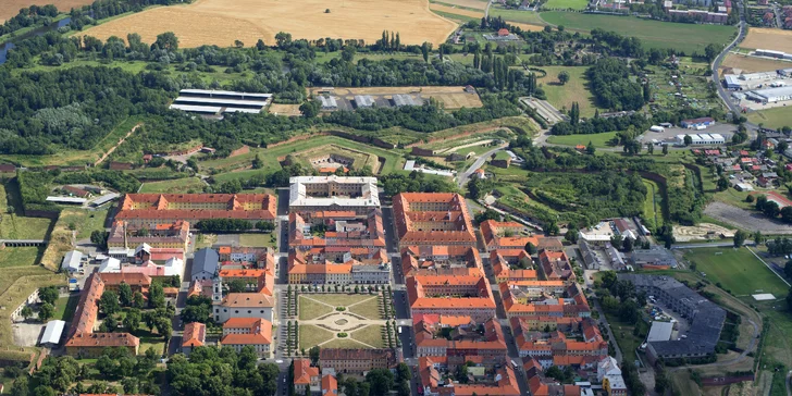 Rozhodně byste neměli vynechat návštěvu Malé pevnosti Terezín (4 km).