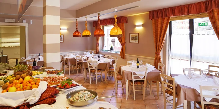 Součástí hotelu je i útulná restaurace, která vás potěší výběrem místních specialit i mezinárodních jídel. 