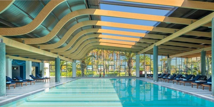 Součástí wellness zóny je navíc sauna, tradiční hammam a vnitřní bazén vyhrazený dospělým, které můžete využívat zdarma. 