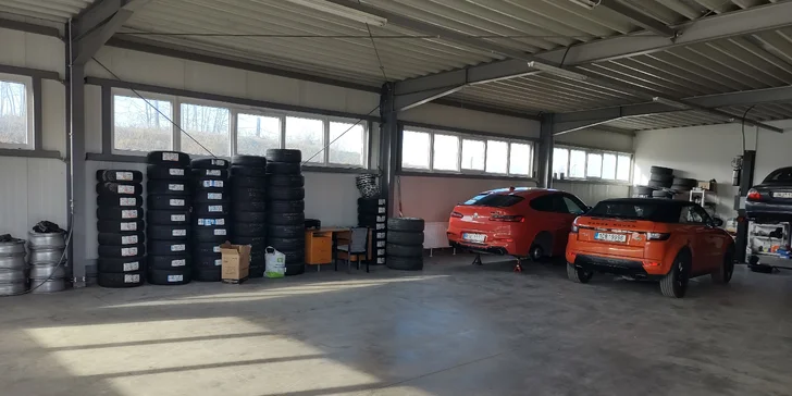 V nabídce servisu najdete služby přezutí jak pro osobní vozy, tak pro dodávky.