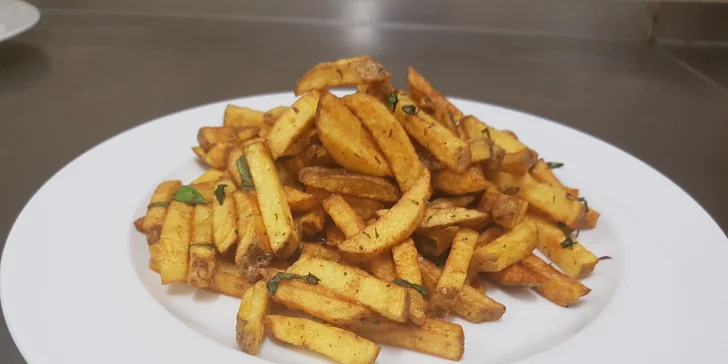 K burgeru dostanete porci domácích hranolků z brambor.