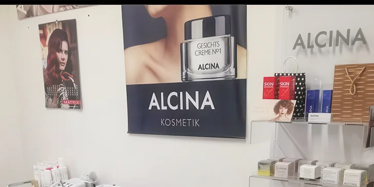 Klíčovým bodem ošetření je hydrodermabraze, která citlivě zbaví pleť odumřelých buněk a nechá ji krásně dýchat. 