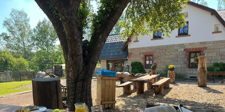 Vonkajšie posedenie tu má nádych romantiky a pohody zároveň.