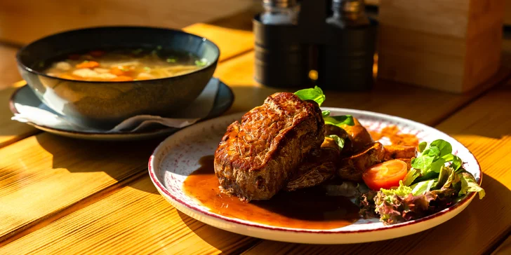 Hovädzí steak z pravej sviečkovice a slepačí vývar