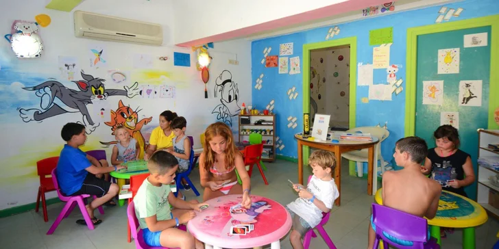Pro nejmenší návštěvníky je připraven bezpečný dětský bazén a miniklub.