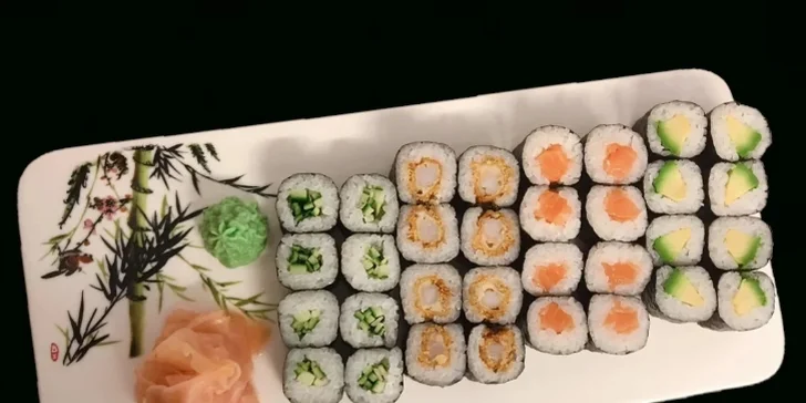 Těšte se na rolky s lososem, tuňákem i avokádem. 
