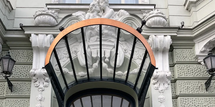 Hotel má vlastné parkovacie miesta a nachádza sa asi 5 minút od zastávky Zborovská.