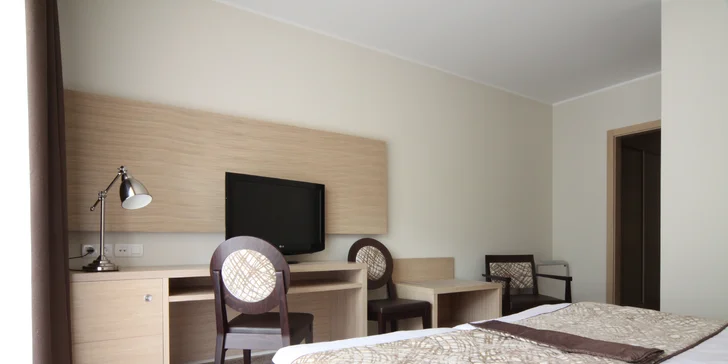 K izbe patrí balkón, nájdete tu káblovú TV, minibar, trezor, telefón, klimatizáciu aj kúrenie.