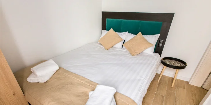 Ubytujete se v moderních apartmánech se dvěma samostatnými ložnicemi.