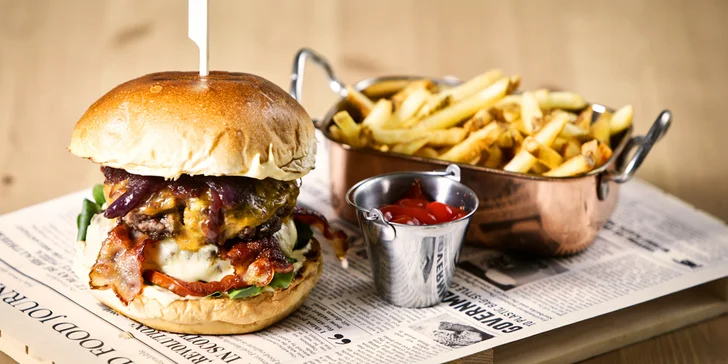 Americké menu na Malé Straně: hovězí burger s čedarem a slaninovou marmeládou a hranolky
