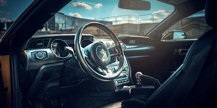 Interiér Fordu Mustang GT 5.0 V8 s manuální převodovkou