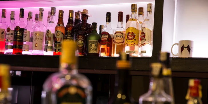 Přes den posezení v příjemném prostředí za zvuků hudby, večer a v noci bar plný zábavy.
