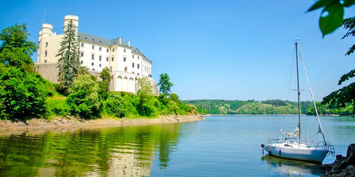 Nechybí ani rošt na grilování (na fotce plachetnice Sasanka). 