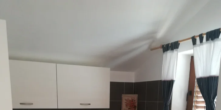 Nechybí vybavená kuchyně. 