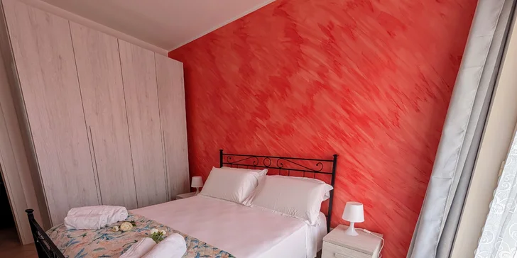 Apartmán má spálňu s manželskou posteľou a izbu s poschodovou posteľou.