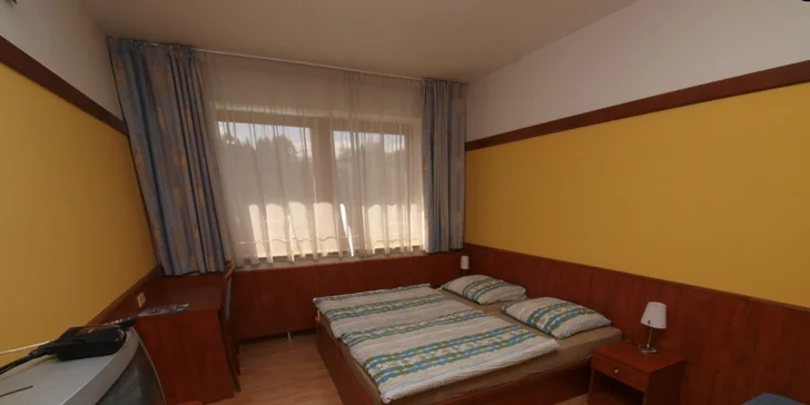 Všechny pokoje jsou účelně a moderně zařízené s televizí.
