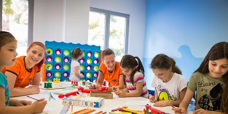 Pro děti je k dispozici miniklub a hřiště.