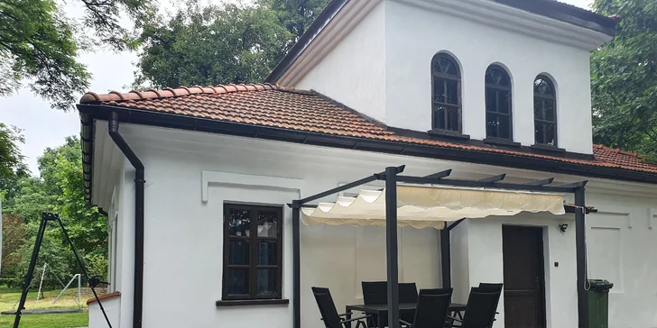 Hotel se nachází na břehu rybníka a obklopují ho lesy.