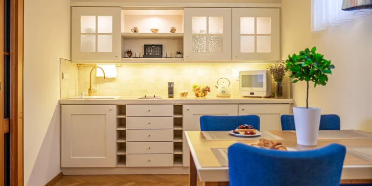 Večeři si můžete připravit klidně na apartmánu, nechybí vybavená kuchyňka.