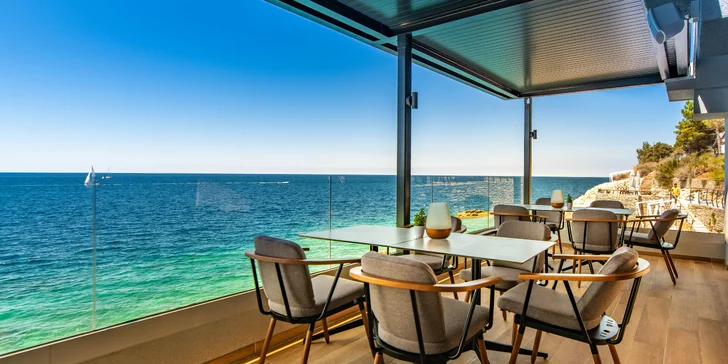 Priamo pri bazénoch sa nachádza Pool Bar & Restaurant Oliva s ponukou čerstvých šalátov, pizze a morských plodov.