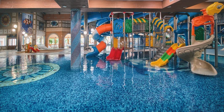 V aquaparku jsou venkovní i vnitřní bazény a nechybí tobogány a skluzavky. 