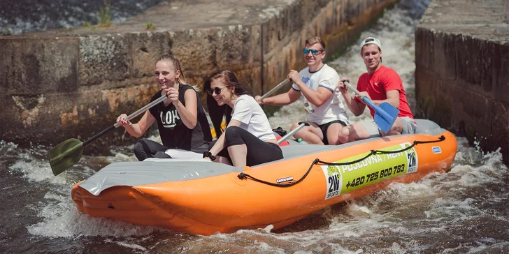 Na start do Rožmberka nad Vltavou vás odvezou mikrobusem, kde vám zapůjčí raft, kanoi nebo paddleboard a další potřebné vybavení. Poté už se vydáte na vodu. 