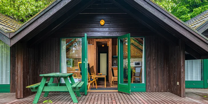 Ku každému bungalovu patrí terasa (na fotke Kalmar).