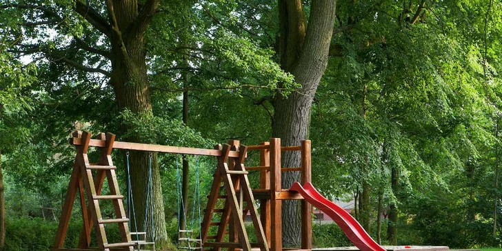 Parádní zábavu slibuje také venkovní hřiště s houpačkami, pískovištěm a trampolínou.
