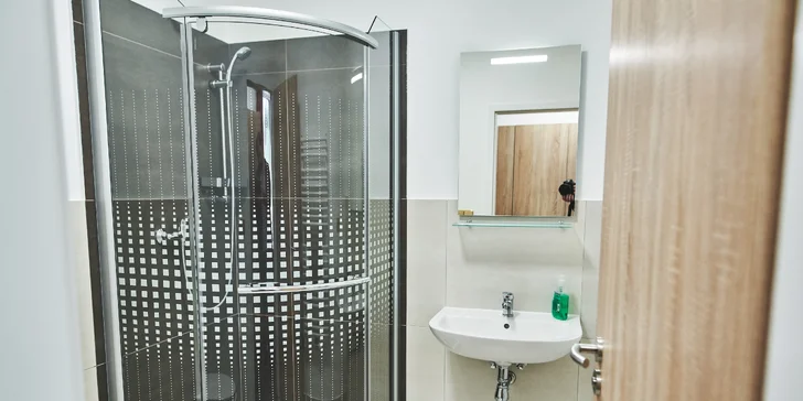 Samozrejmosťou je vždy kúpeľňa so sprchovacím kútom a WC.