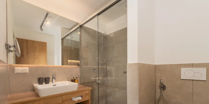 Všetky izby a apartmány majú kúpeľňu so sprchou alebo vaňou a WC, pripravené pre vás budú župany a papuče do wellness.