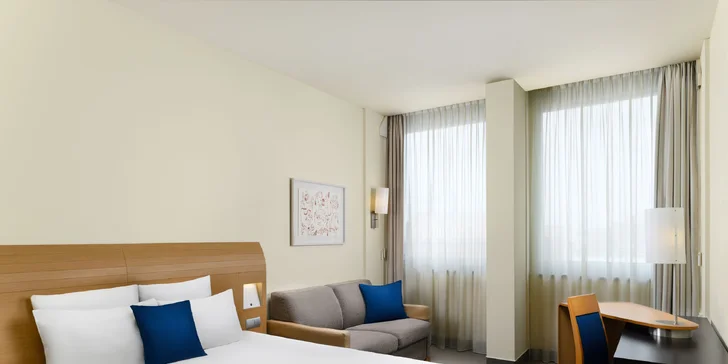 Kromě potřebného počtu lůžek najdete na pokojit také TV, minibar, trezor a telefon. 
