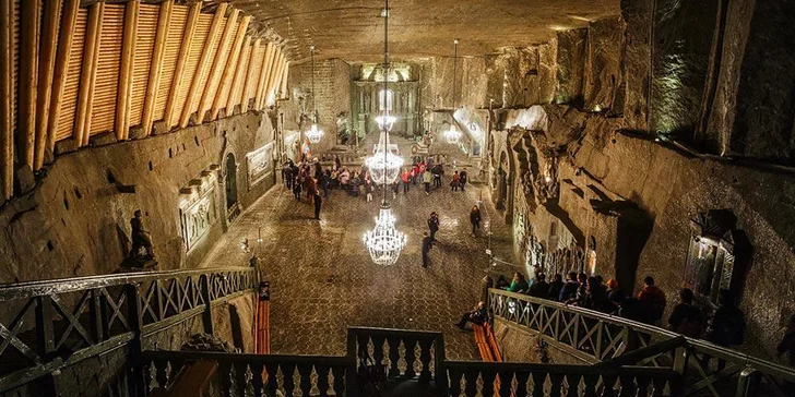 Nejprve navštívíte solné doly Salzbergwerk, které patří mezi nejoblíbenější atrakce oblasti.