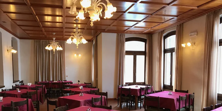 Přímo v domě se nachází společenská místnost s TV, bar, lyžárna a pochopitelně jí­delna.
