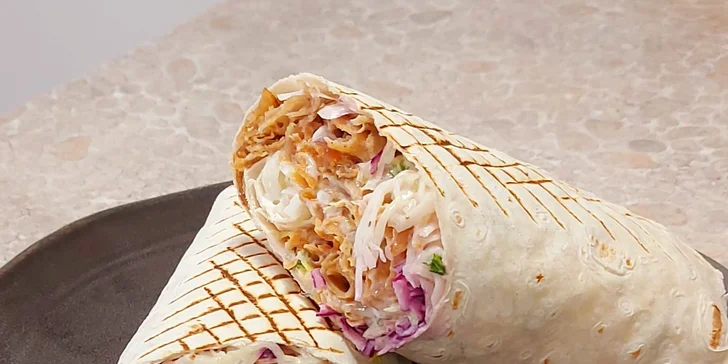 Kebab si můžete vybrat ve stylu dürüm v tortille, nebo v tureckém chlebu.