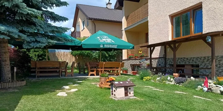 Nájdete tu aj záhradné posedenie, ako sa patrí.