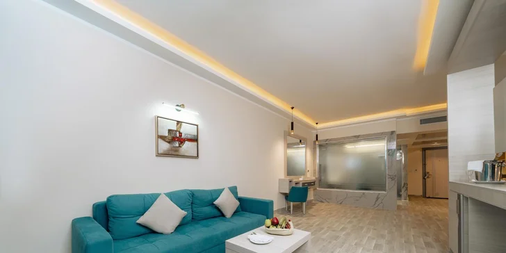  Na každém pokoji na vás denně čeká balená voda a set na přípravu kávy či čaje, minibar je k dispozici za poplatek.