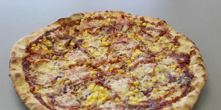 Na výběr jsou pizzy se smetanovým i rajčatovým základem. 