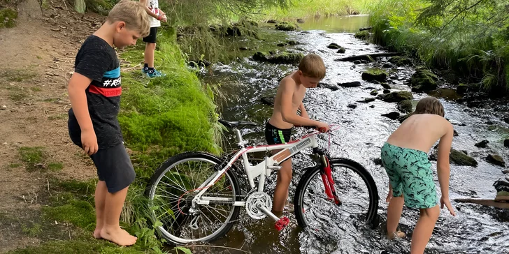 Letní tábor Alpinka připravil cyklistický tábor v horském městečku Železná Ruda na Šumavě, kde se děti budou prohánět po cyklostezkách Národního parku Šumava a Bavorský les.