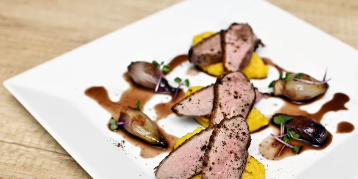 Pomalu pečená kachní prsa (150 g) se šalotkou, pikantním dýňovým pyré a praženou kávou.