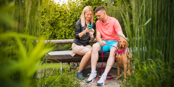 Napínavou venkovní hru spustíte na mobilním telefonu pomocí chytré aplikace. 