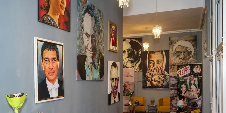 Ve foyer si můžete dát např. sklenku vína.
