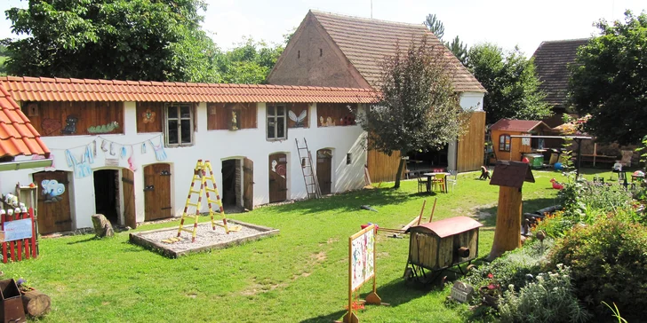 Dříve statek patřil panu Králi, pak sloužil jako útočiště a dílna pro šikovné ruce keramikářů a nyní se tu usídlily pohádkové bytosti všeho druhu.