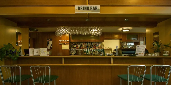 Drink Bar je otvorený 24 hodín denne.