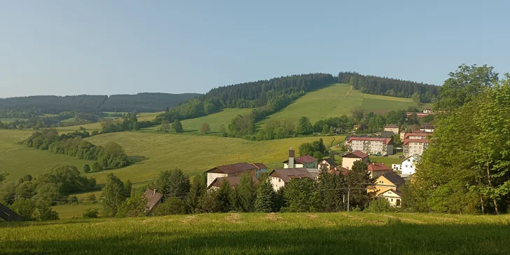 Výhled na horu Hamižná, kde se nachází lyžařský areál. 